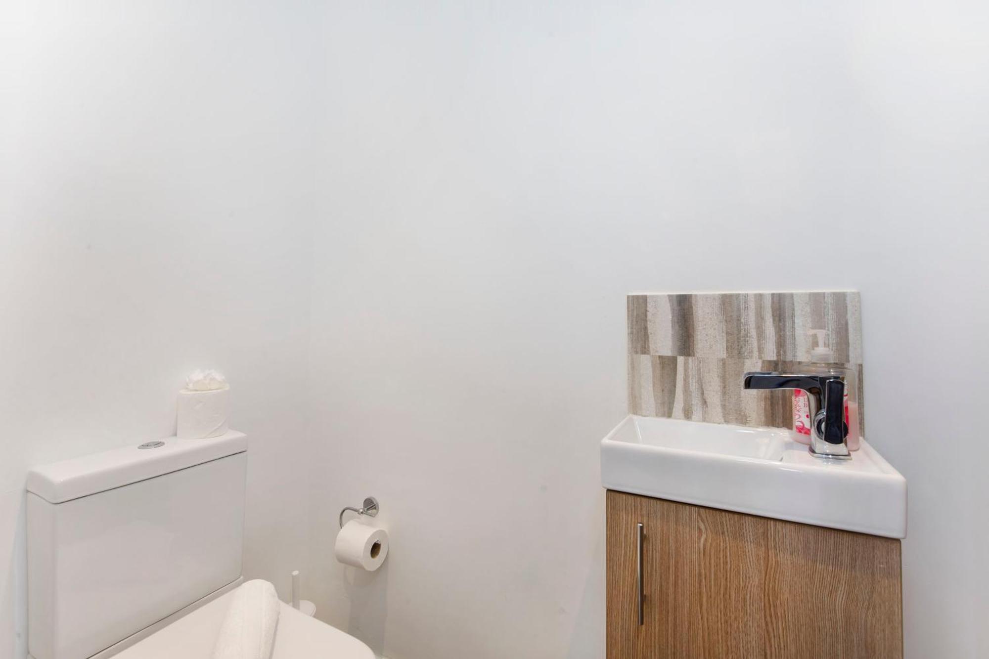 White House Apartments-Free Parking 1 Car Per Apartment York Buitenkant foto