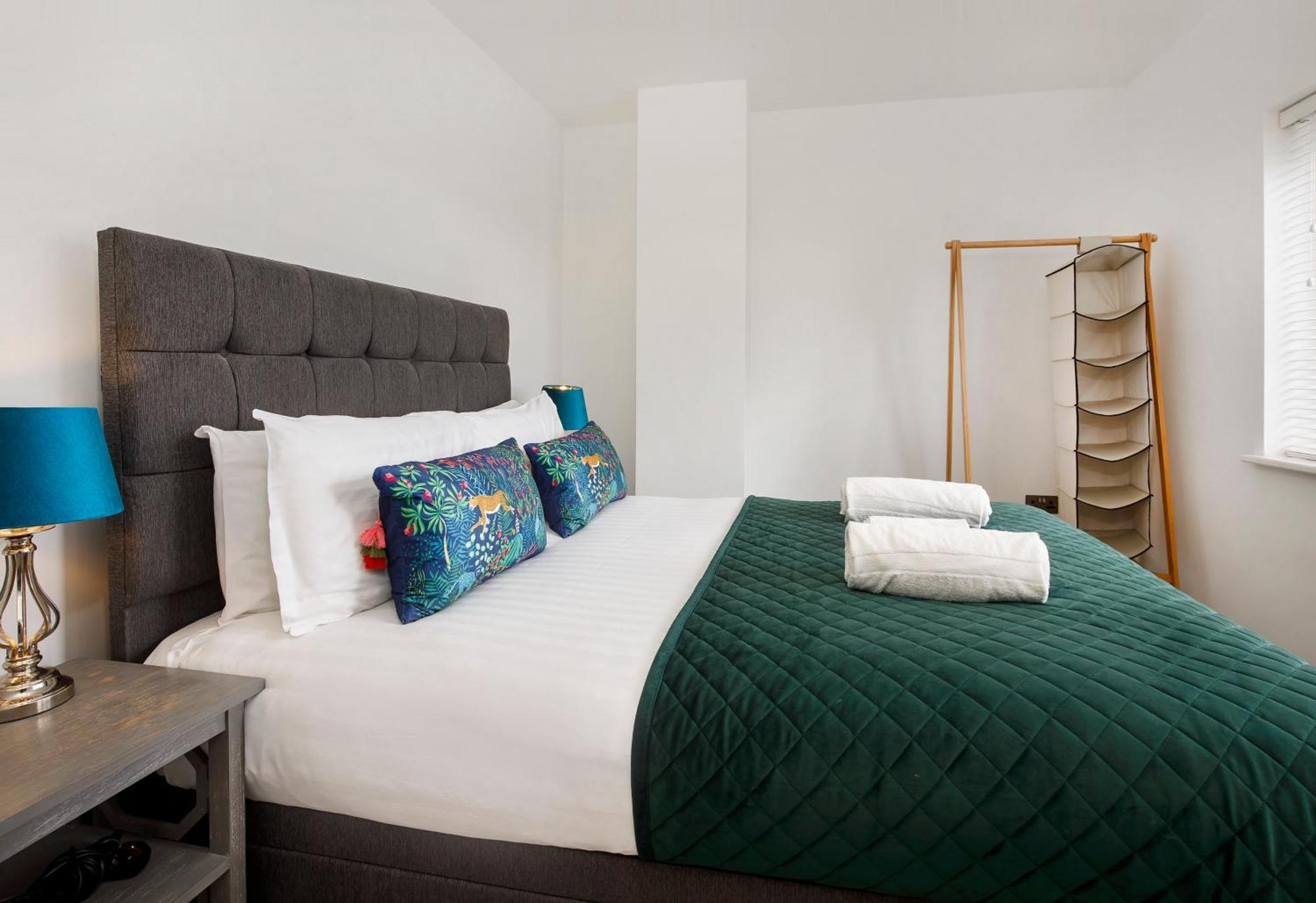 White House Apartments-Free Parking 1 Car Per Apartment York Buitenkant foto