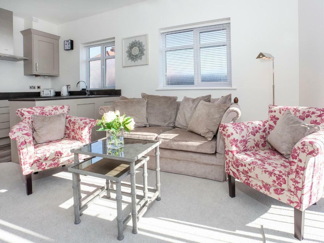 White House Apartments-Free Parking 1 Car Per Apartment York Buitenkant foto