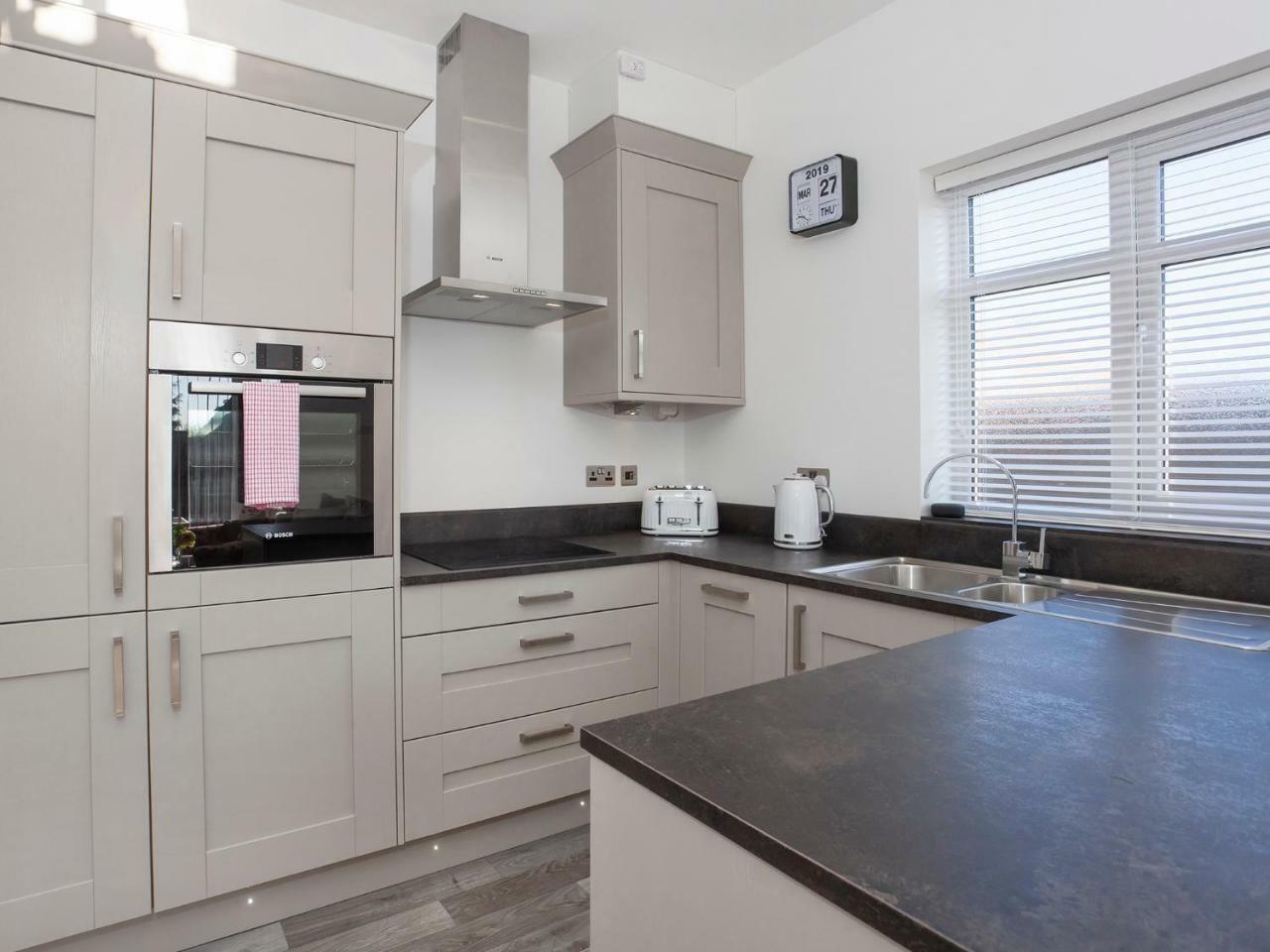 White House Apartments-Free Parking 1 Car Per Apartment York Buitenkant foto