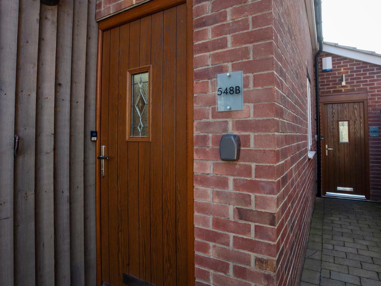 White House Apartments-Free Parking 1 Car Per Apartment York Buitenkant foto