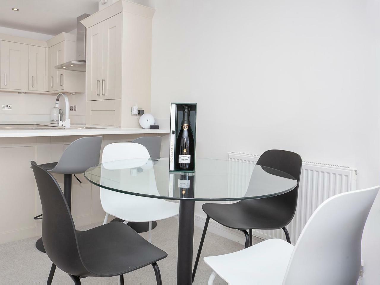 White House Apartments-Free Parking 1 Car Per Apartment York Buitenkant foto
