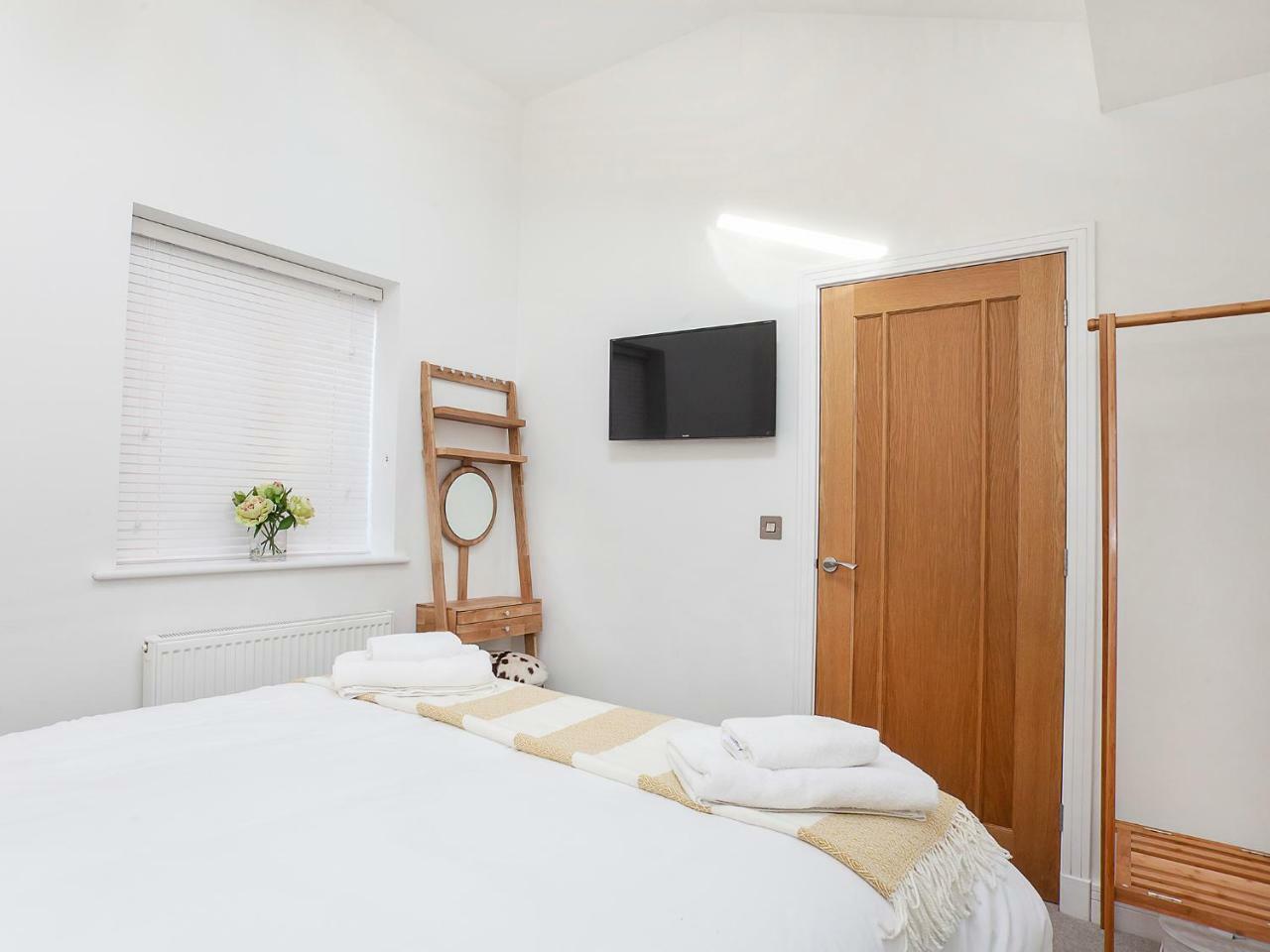 White House Apartments-Free Parking 1 Car Per Apartment York Buitenkant foto