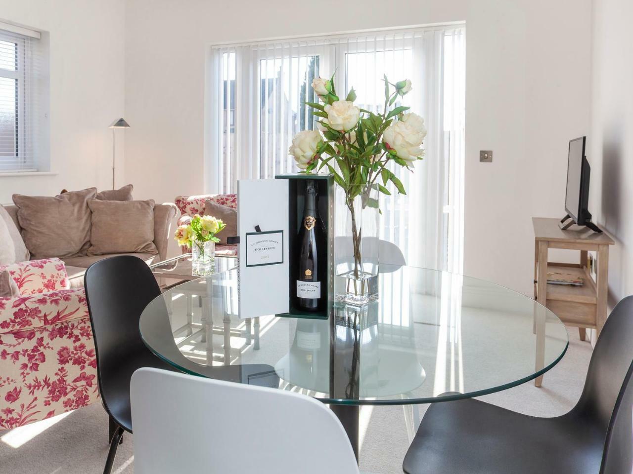 White House Apartments-Free Parking 1 Car Per Apartment York Buitenkant foto