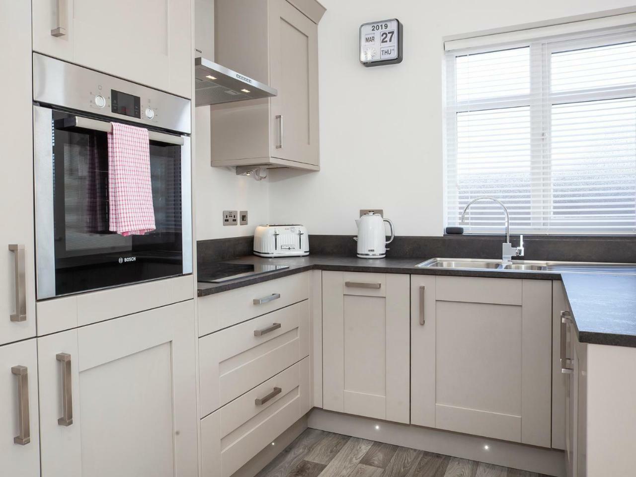 White House Apartments-Free Parking 1 Car Per Apartment York Buitenkant foto