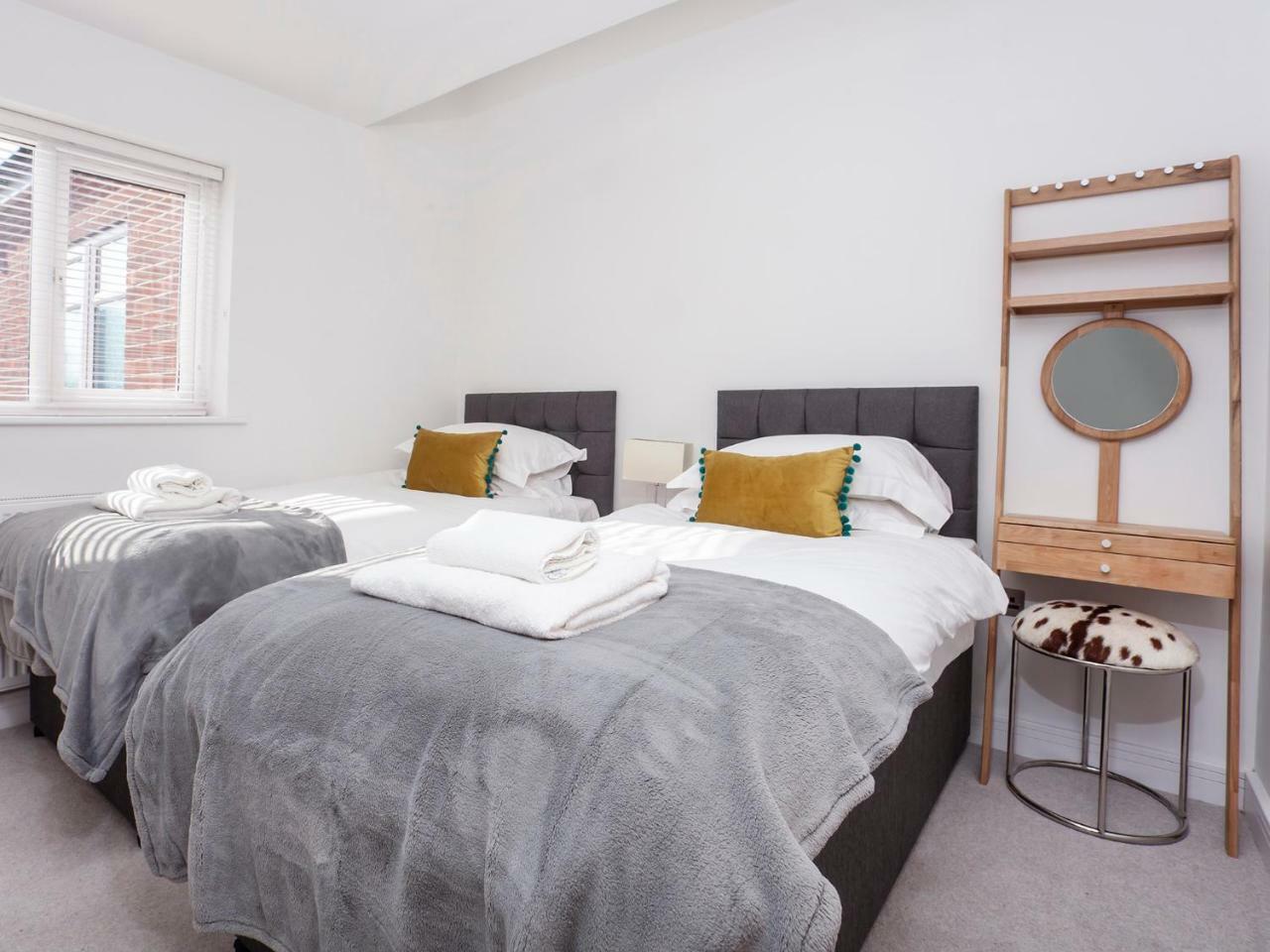 White House Apartments-Free Parking 1 Car Per Apartment York Buitenkant foto