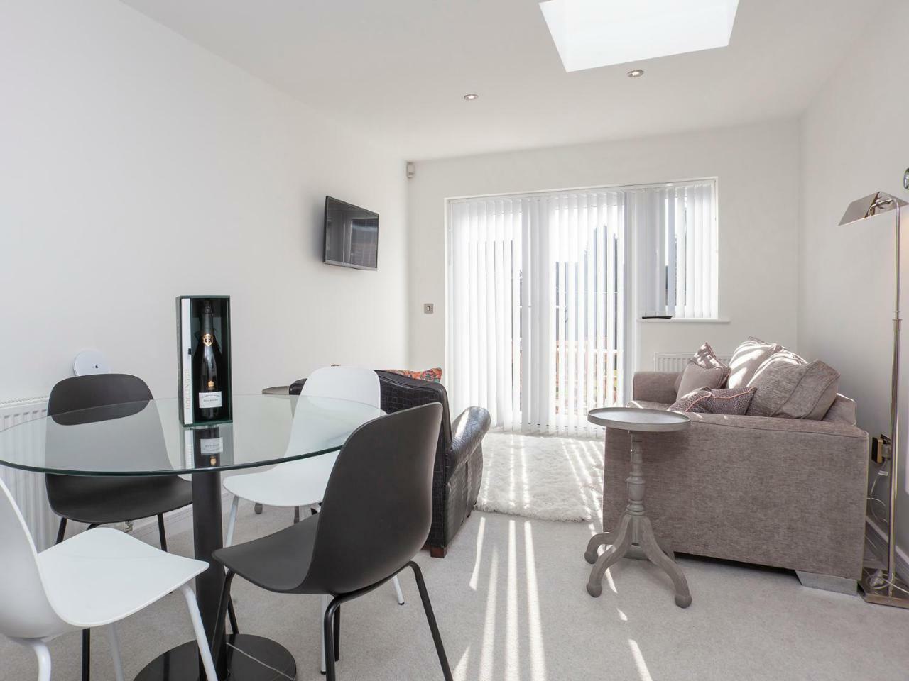 White House Apartments-Free Parking 1 Car Per Apartment York Buitenkant foto
