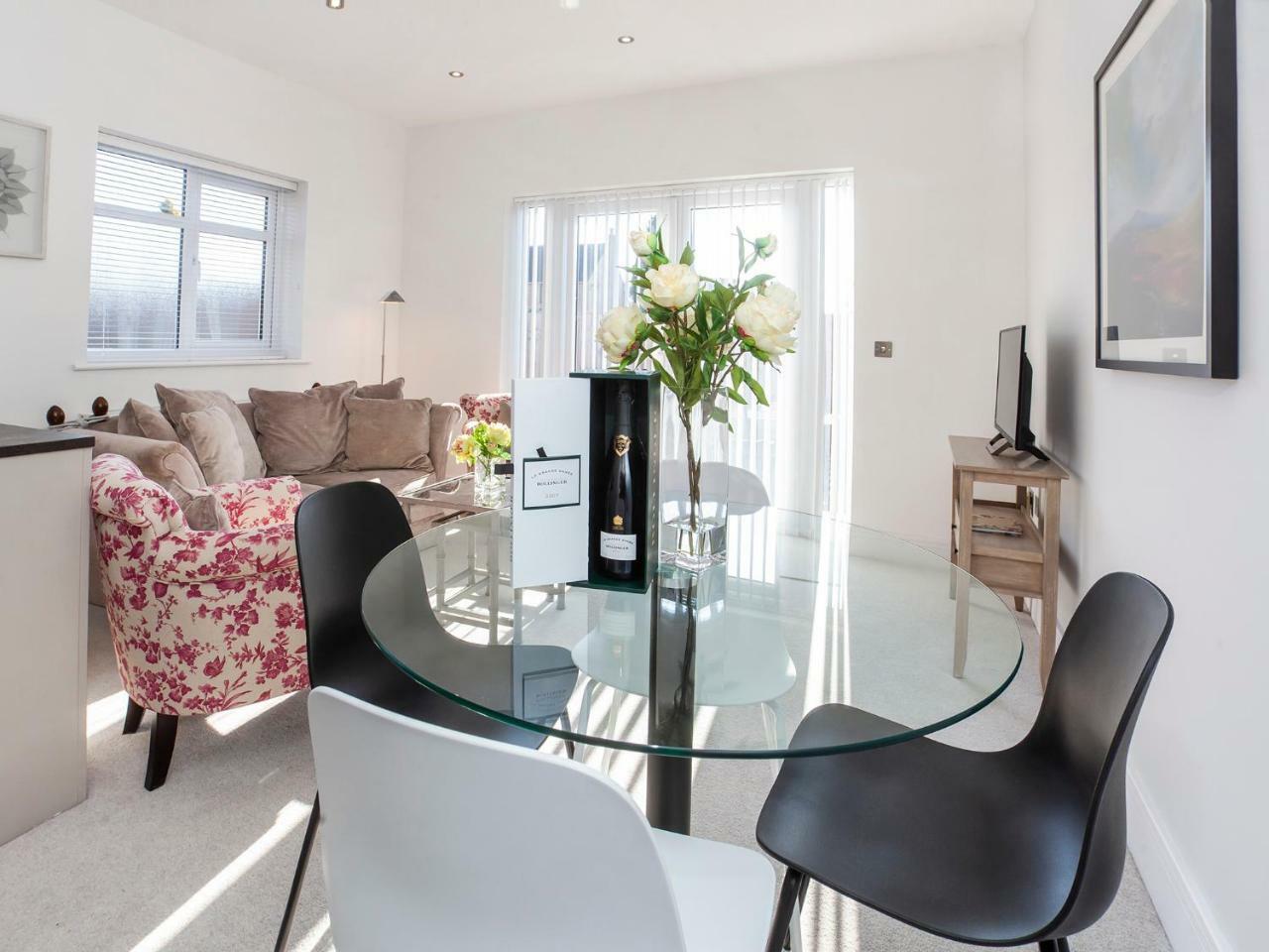 White House Apartments-Free Parking 1 Car Per Apartment York Buitenkant foto