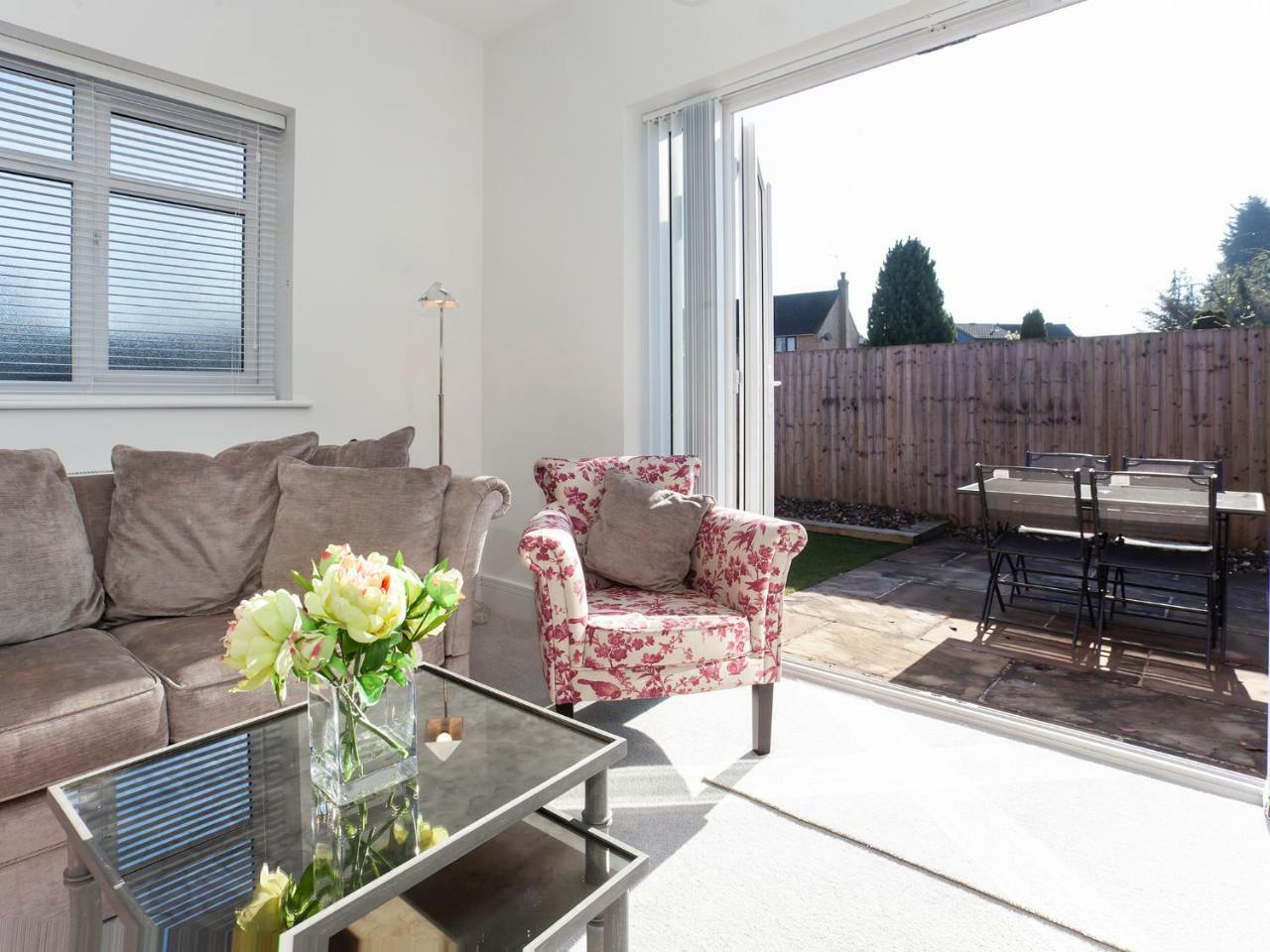 White House Apartments-Free Parking 1 Car Per Apartment York Buitenkant foto
