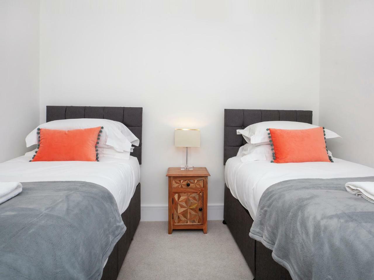 White House Apartments-Free Parking 1 Car Per Apartment York Buitenkant foto
