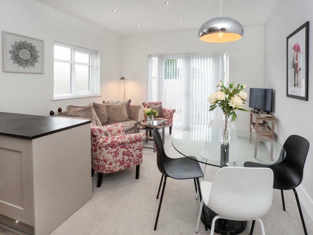 White House Apartments-Free Parking 1 Car Per Apartment York Buitenkant foto
