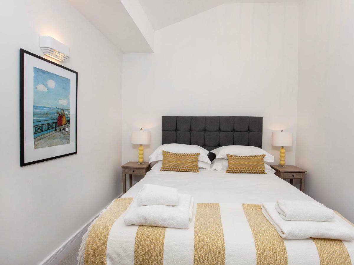 White House Apartments-Free Parking 1 Car Per Apartment York Buitenkant foto